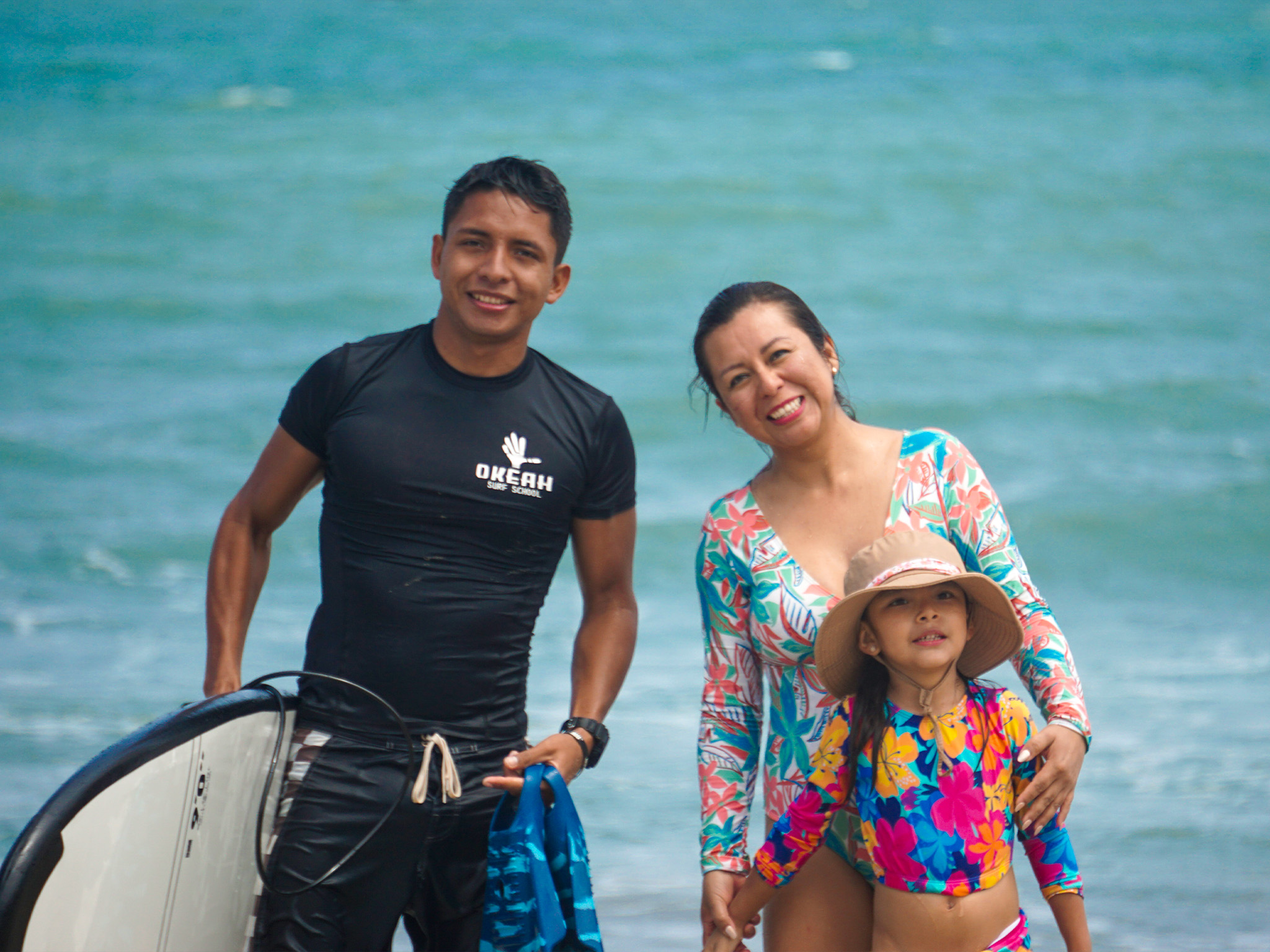 Grupo de personas sonriendo junto al mar